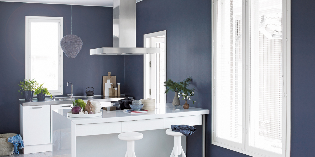 kitchen-in-blue-and-white