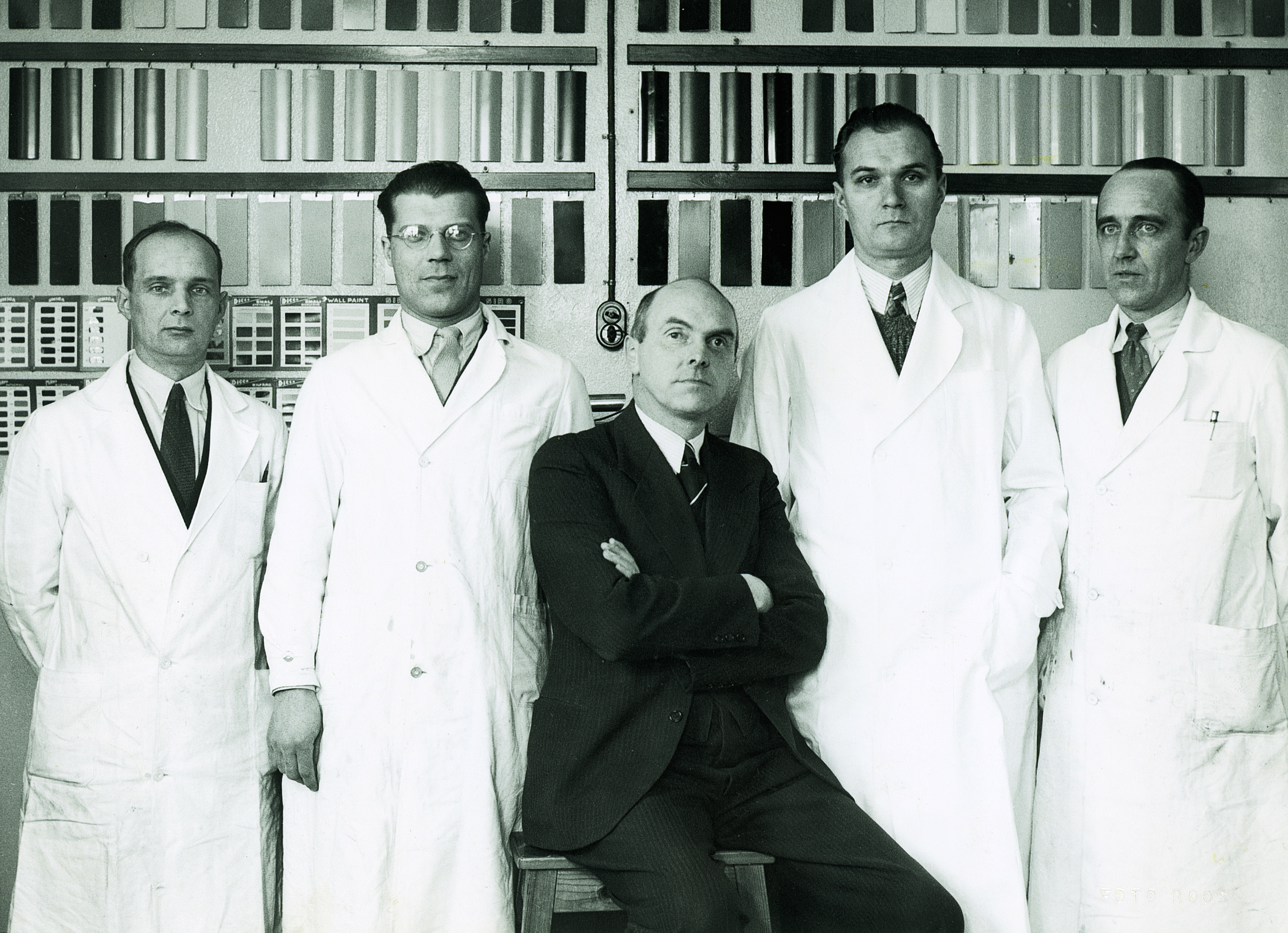 Viisi miestä laboratoriossa