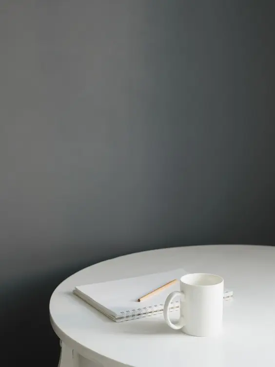 Achromatic colours and grey wall