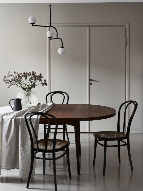 Harmaa ruokailutila sävynä Y487 Piazza