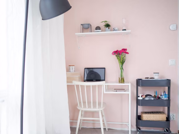 Ideas for the home office: cheer the room up with pink