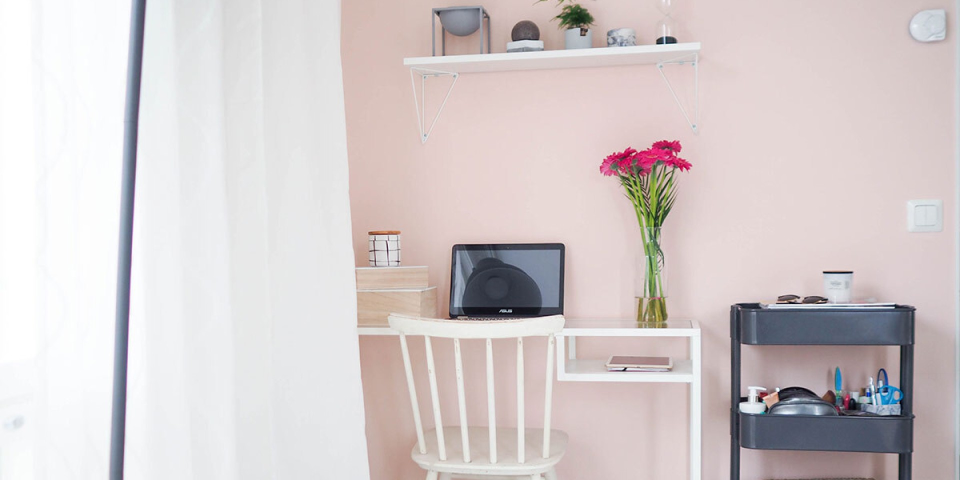 Ideas for the home office: cheer the room up with pink