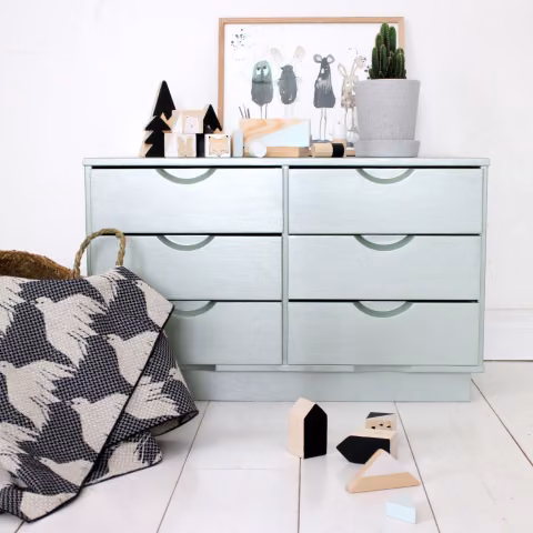 Kid's room classic dresser into metal shade