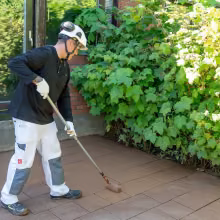 A painter applying patio kivikuullote