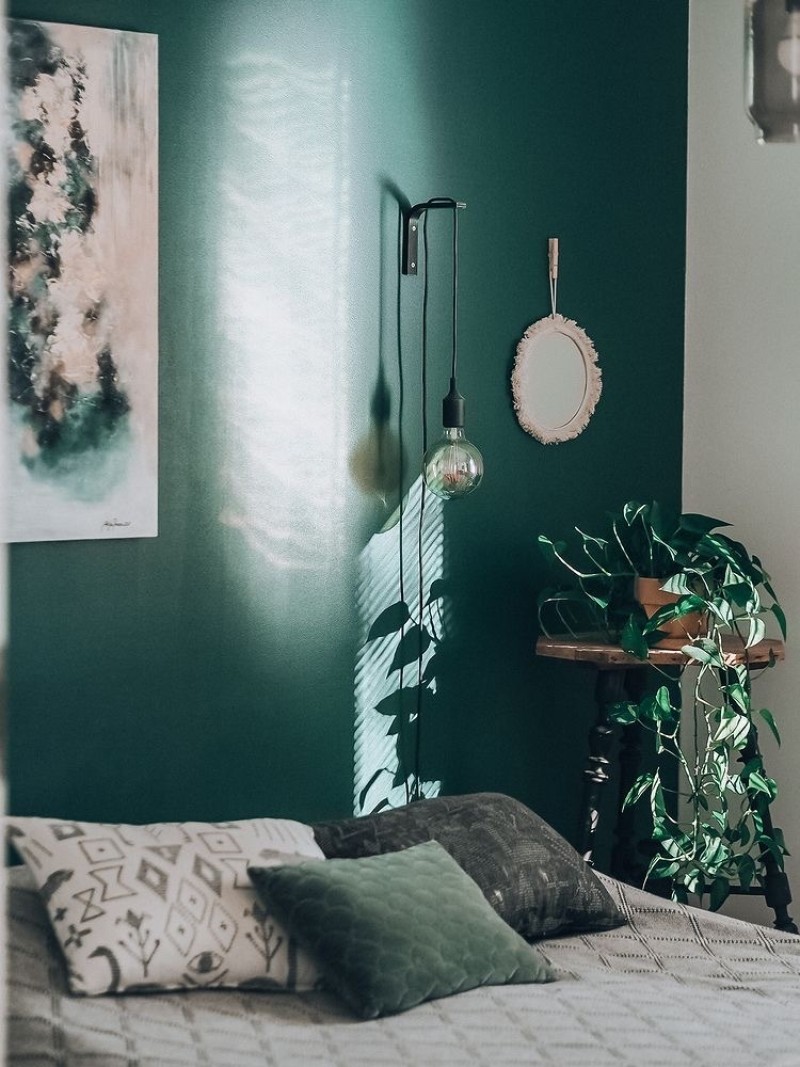 rich green colour wall in bedroom